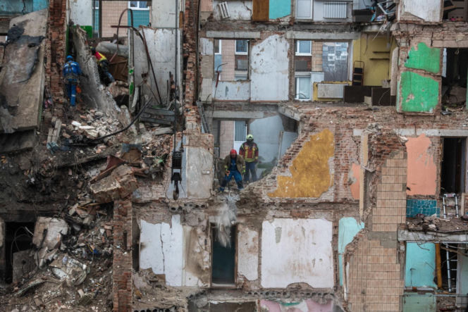 Akcja poszukiwawczo-ratownicza w miejscu uderzenia rosyjskiej rakiety manewrującej w wielopiętrowy budynek mieszkalny w Tarnopolu