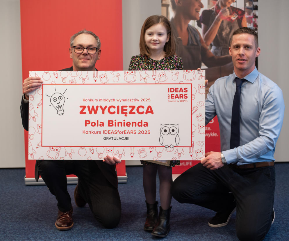 Pola Binienda, laureatka konkursu IDEASforEARS 2025, prezentuje dyplom wraz z dwoma dorosłymi mężczyznami, którzy trzymają tablicę z napisem Zwycięzca Pola Binienda Konkurs IDEASforEARS 2025 GRATULACJE!. Zdjęcie jest symbolem sukcesu młodych wynalazców, o których możesz przeczytać na portalu Poradnik Zdrowie.