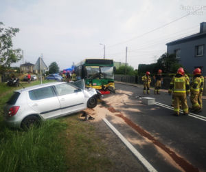 Śląskie: kierowca osobówki wjechał wprost pod autobus