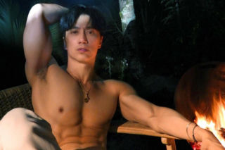 Ma już 60 lat, a wygląda na 3 razy mniej. Chuando Tan zachwyca formą!