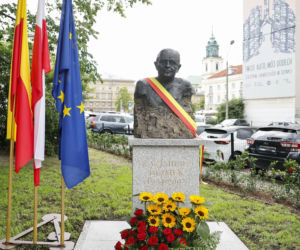 Kazimierz Dejmek uhonorowany skwerem i popiersiem. Gwiazdy kina i teatru uczestniczyły w ważnej uroczystości