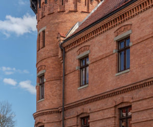 To miasto ma jeden z najpiękniejszych ratuszy w Małopolsce. Jego mieszkańcy od wieków są znani z wielkiej pobożności