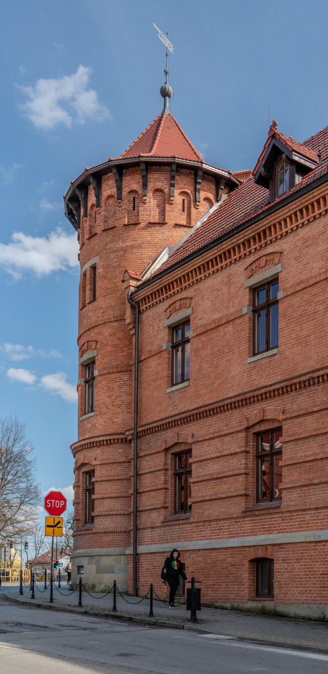 To miasto ma jeden z najpiękniejszych ratuszy w Małopolsce. Jego mieszkańcy od wieków są znani z wielkiej pobożności