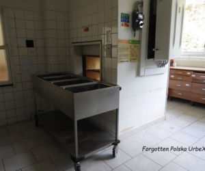 Lalka śpiąca w łóżku i urządzenia rehabilitacyjne. Co znajduje się w opuszczonym sanatorium przy polskiej granicy? [ZDJĘCIA]