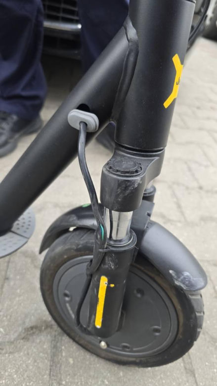 Nastolatek z powiatu rawickiego dostał mandat… za przekroczenie prędkości na hulajnodze