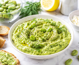 Hummus odstawiam do szafki. Latem robię pastę z bobu i koperku