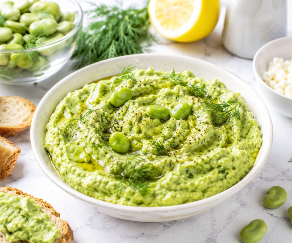 Hummus odstawiam do szafki. Latem robię pastę z bobu i koperku