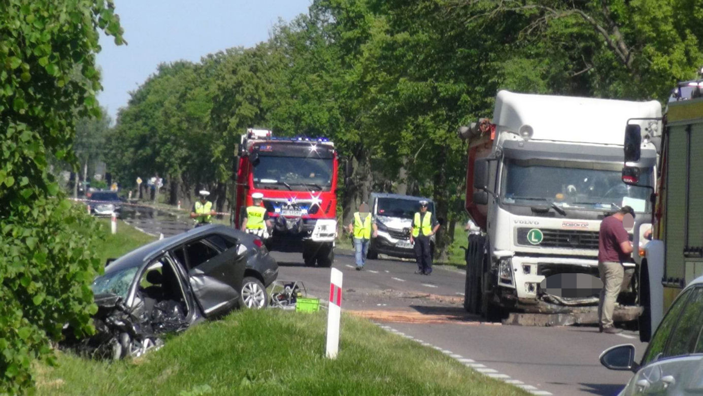 Śmiertelny wypadek pod Grodziskiem Mazowieckim. Jedna osoba zginęła, walczą o życie 12-letniego dziecka