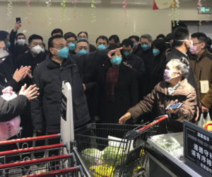 Uwięzieni w Wuhan boją się głodu 