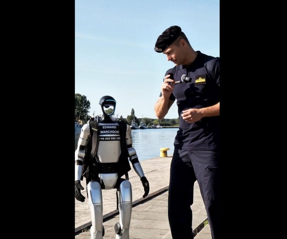 Robot Edward Warchocki i żołnierz na nabrzeżu portu. O kontrowersjach w Marynarce Wojennej przeczytasz na SE Portal Obronny.