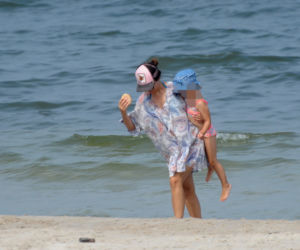 KATARZYNA CICHOPEK Z RODZINĄ NA PLAŻY
