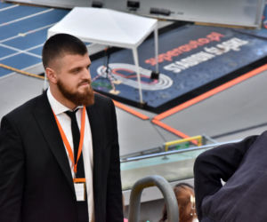 Tysiące ludzi szuka swojego szczęścia na stadionie. Kongres Świadków Jehowy przyciągnął tłumy