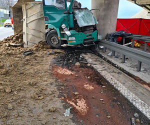 Śmiertelny wypadek pod Krakowem. Ciężarówka uderzyła w filar wiaduktu