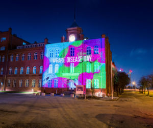 Iluminacje w Gdańsku w geście solidarności z osobami i rodzinami dotkniętymi chorobami rzadkimi.