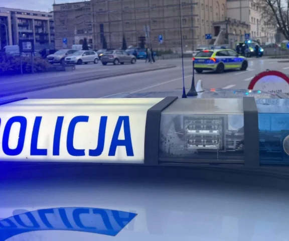Incydent pod szkołą w Bielinach. Celował do dzieci z broni?!