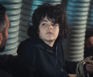 Trucizna wstrzykuje Yusufowi narkotyk, Yaman patrzy bezradnie na dramat dziecka