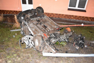 Samochód rozbity w drobny mak! Ucieczka przed policją zakończyła się dramatycznie  