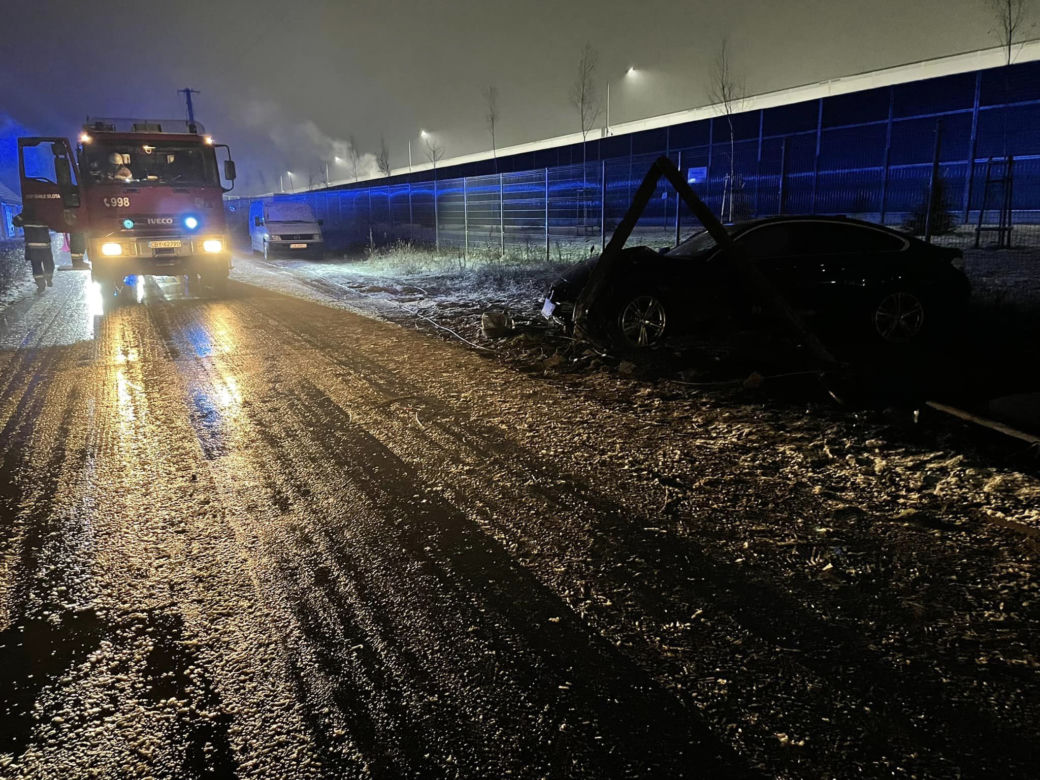 Groźny wypadek pod Bydgoszczą! Osobówka ścięła słup energetyczny [ZDJĘCIA]