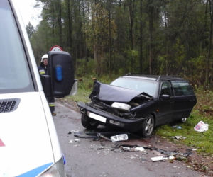 Volkswagen zderzył się z traktorem. Dwie osoby ranne 
