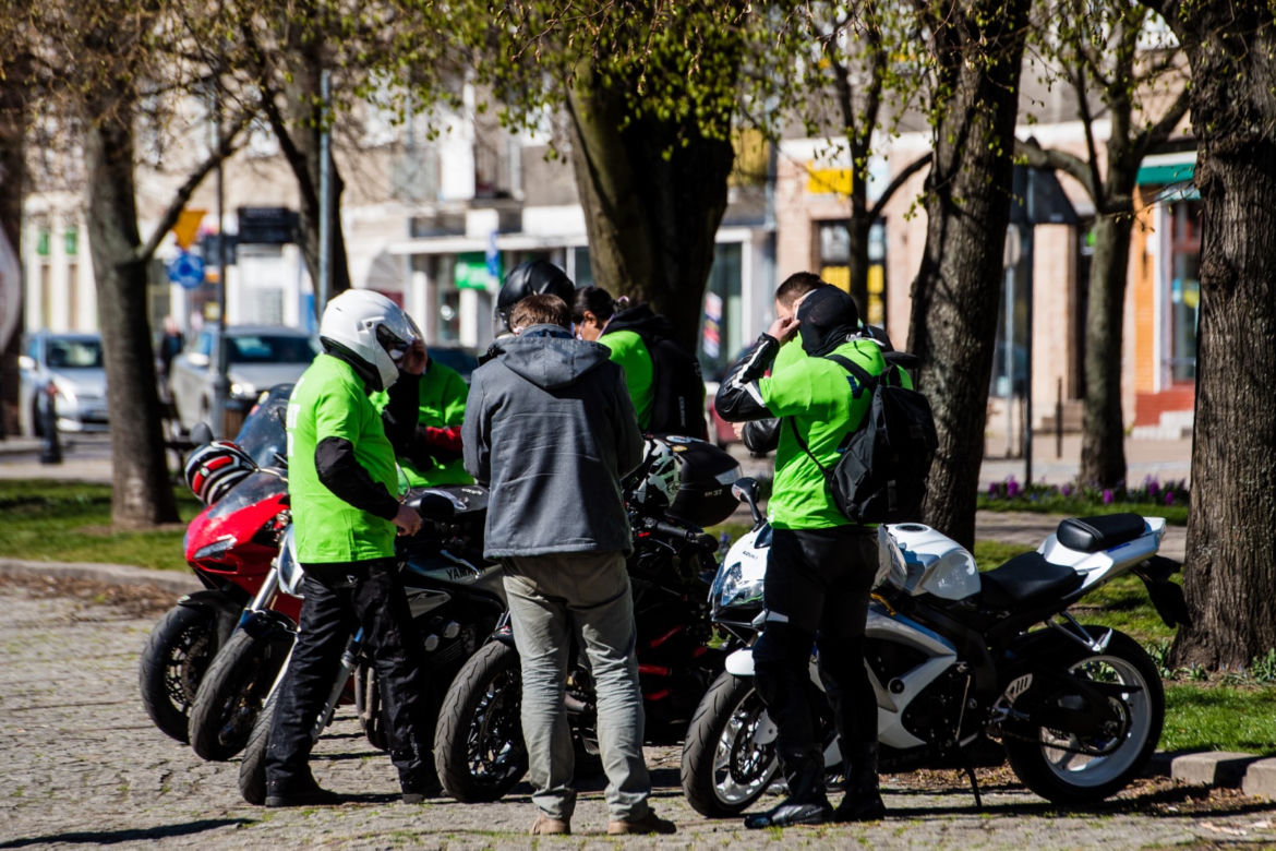 Koronawirus w Trójmieście. Jeżdżą na motorach i pomagają seniorom