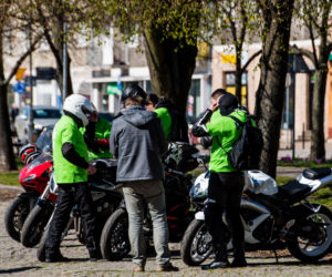 Koronawirus w Trójmieście. Jeżdżą na motorach i pomagają seniorom