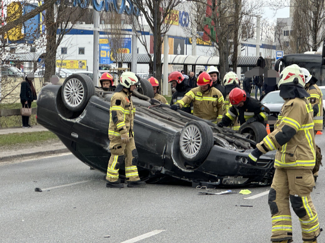 Potworne zderzenie na warszawskiej Pradze. Auto uderzyło w latarnię i sunęło po jezdni na dachu