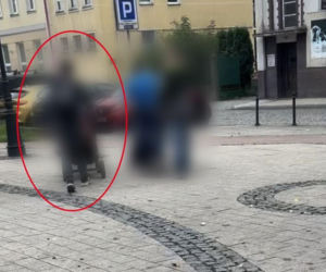Ojciec wyszedł na spacer z małymi dziećmi. Miał 1,5 promila! Na miejsce wezwano ambulans