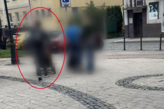 Ojciec wyszedł na spacer z małymi dziećmi. Miał 1,5 promila! Na miejsce wezwano ambulans