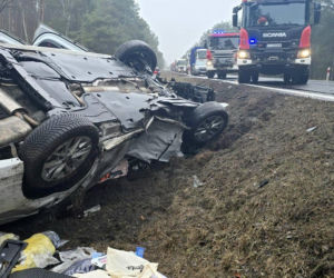 Groźny wypadek pod Toruniem! Zderzyły się osobówka i ciężarówka [ZDJĘCIA]