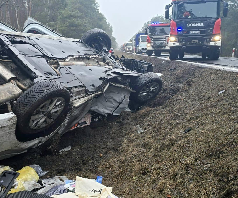 Zderzenie na drodze w Cierpicach. Osobówka wbiła się w samochód ciężarowy!