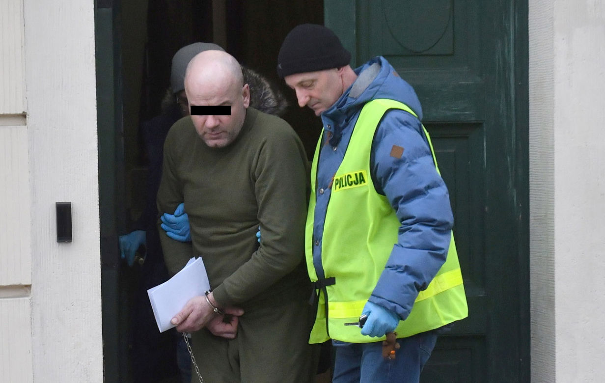 Tragedia w Ostródzie. Mąż poderżnął nożem żonie gardło, bo ta zagroziła rozwodem. 