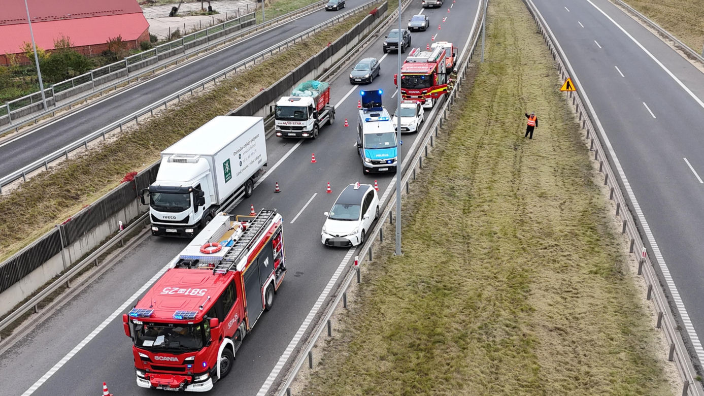 Wjechał Uberem prosto w drogowców. Są ranni