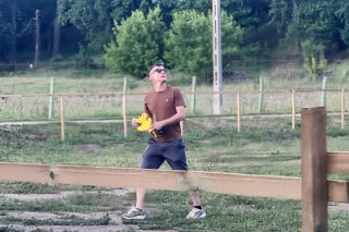 Marcin Mroczek bawi się samolotem