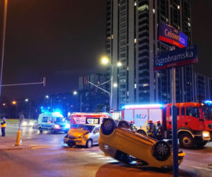 Wypadek na Ostrobramskiej. Skoda dachowała. Kobieta w ciąży w szpitalu 