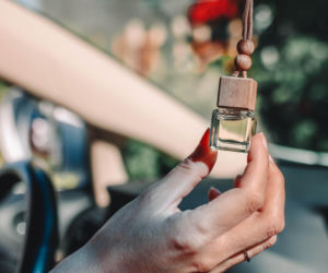 Wsyp 3 łyżki, zamieszaj i powieś obok nawiewu w aucie. Świąteczny zapach rozniesie się od razu i wprawi w radosny nastrój. Zapach do samochodu 