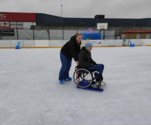 Osoby jeżdżące na wózkach mogą korzystać z łomżyńskiego lodowiska! MOSiR kupił specjalny sprzęt