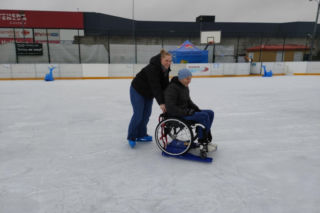 Osoby jeżdżące na wózkach mogą korzystać z łomżyńskiego lodowiska! MOSiR kupił specjalny sprzęt