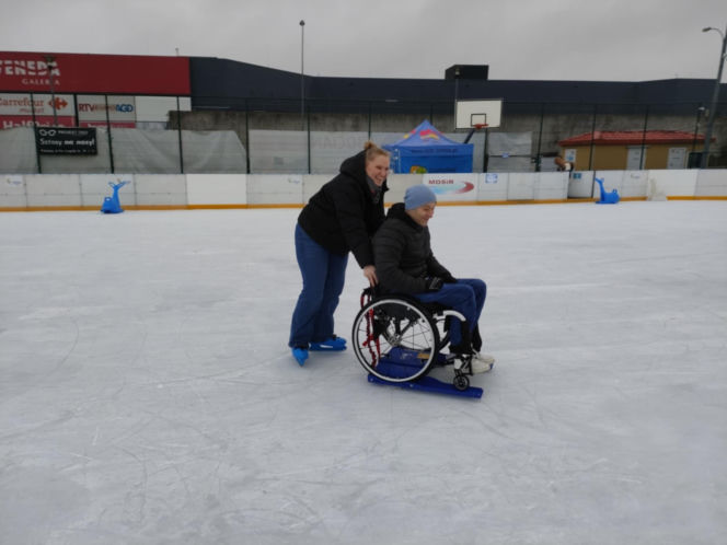 Osoby jeżdżące na wózkach mogą korzystać z łomżyńskiego lodowiska! MOSiR kupił specjalny sprzęt