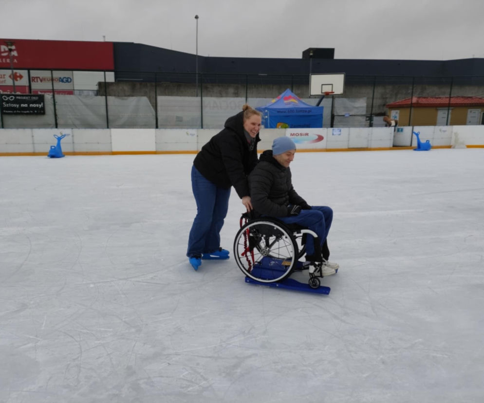 Osoby jeżdżące na wózkach mogą korzystać z łomżyńskiego lodowiska! MOSiR kupił specjalny sprzęt