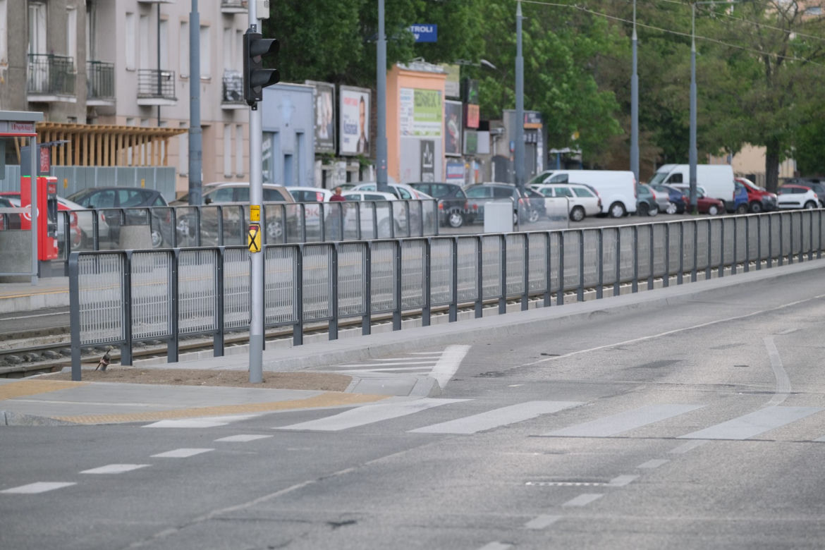 Krawężniki grozy na Grochowskiej