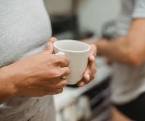 Odstawiasz kawę z dnia na dzień? Twój mózg przeżyje szok. Wyjaśniamy, jak uniknąć paraliżującego bólu głowy