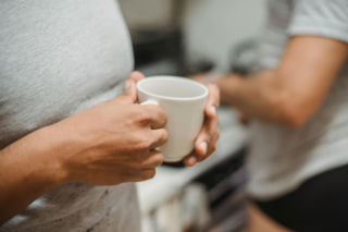 Odstawiasz kawę z dnia na dzień? Twój mózg przeżyje szok. Wyjaśniamy, jak uniknąć paraliżującego bólu głowy