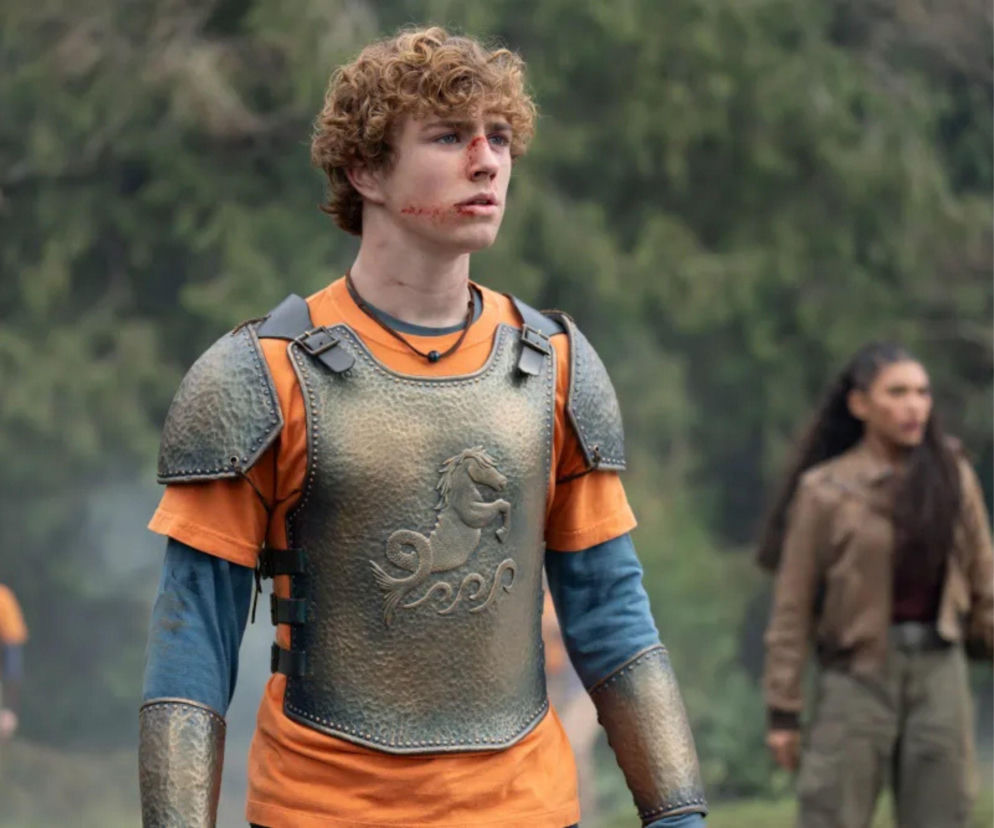 Walker Scobell jako Percy Jackson w zbroi z ranną twarzą. O premierze 3. sezonu serialu przeczytasz na Eska.