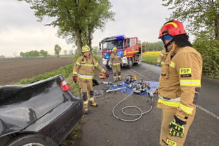 Malborka samochód osobowy z ogromną siłą uderzył w drzewo. Za kierownicą siedziała 19-latka
