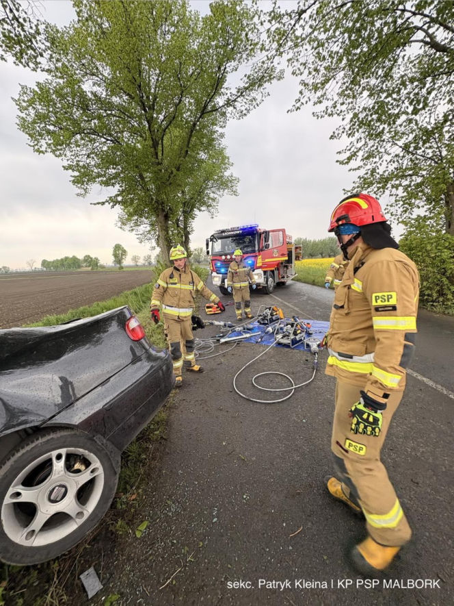 Malborka samochód osobowy z ogromną siłą uderzył w drzewo. Za kierownicą siedziała 19-latka