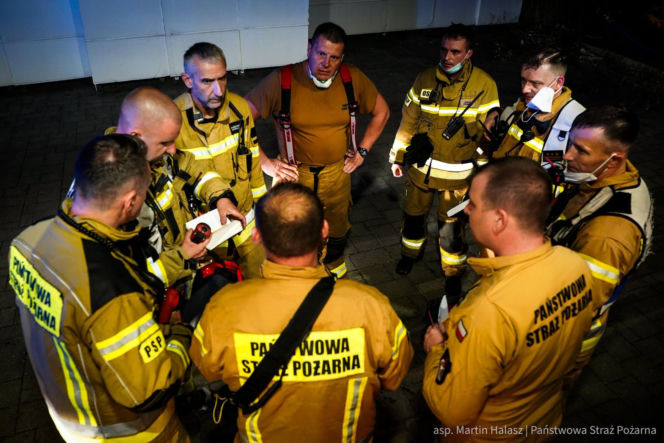 Gigantyczny pożar hali w Wielkopolsce. Chmura dymu i alert RCB! [ZDJĘCIA]