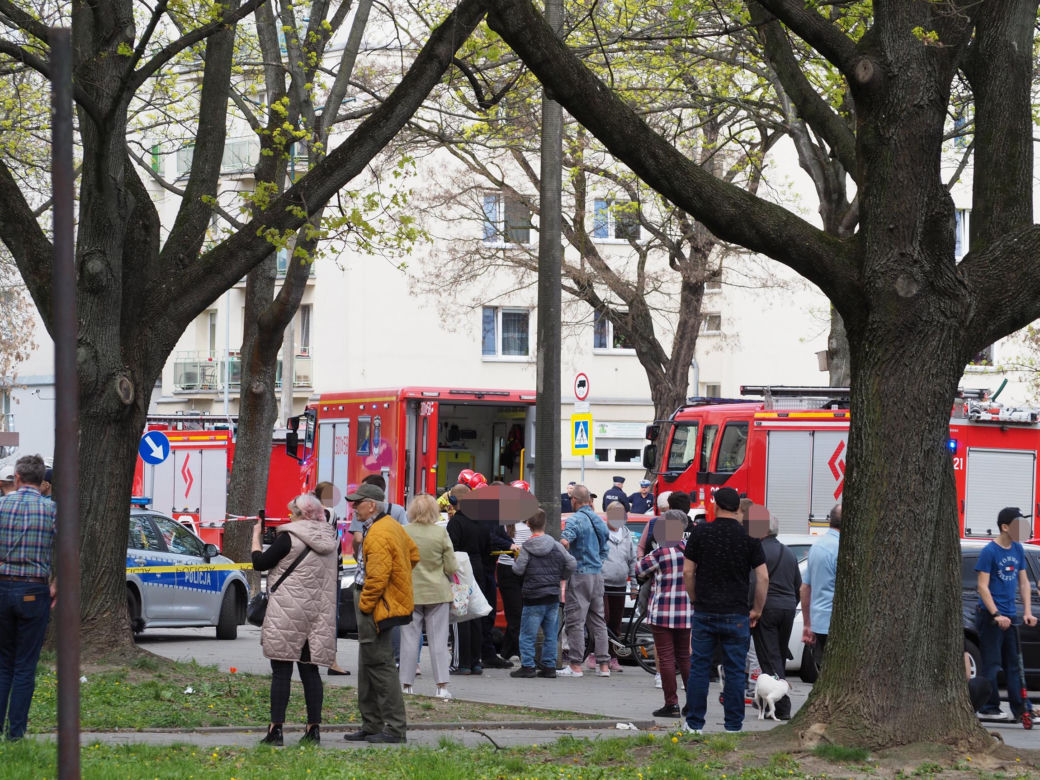 Autobus miejski wbił się w drzewo! Kilkanaście osób rannych