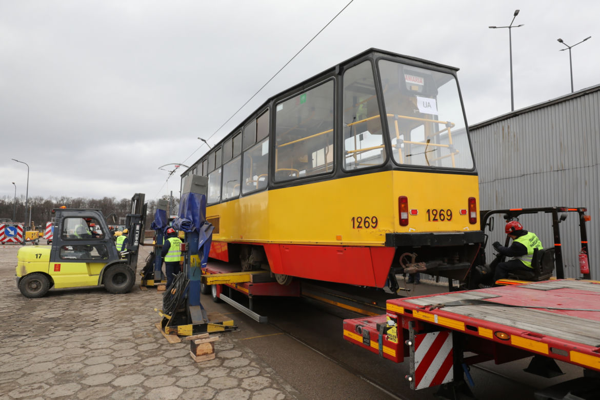 Załadunek tramwajów, które zostaną przekazane do Ukrainy