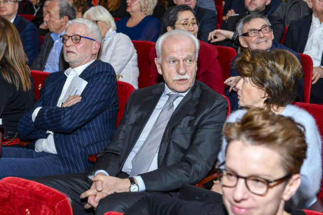 Mało kto wie, że Andrzej Olechowski prezenterem muzycznym i był DJ-em. Wspomniała go gwiazd TVP