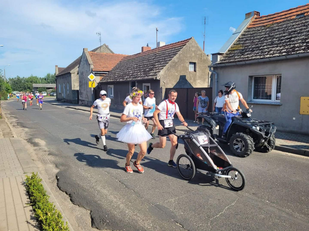 Pobrali się na mecie biegu